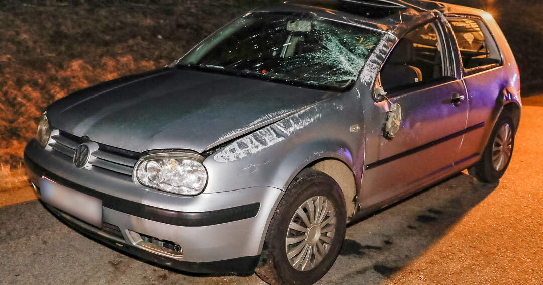 Titelbild: PKW-Lenker kam in Münzkirchen von der Fahrban ab