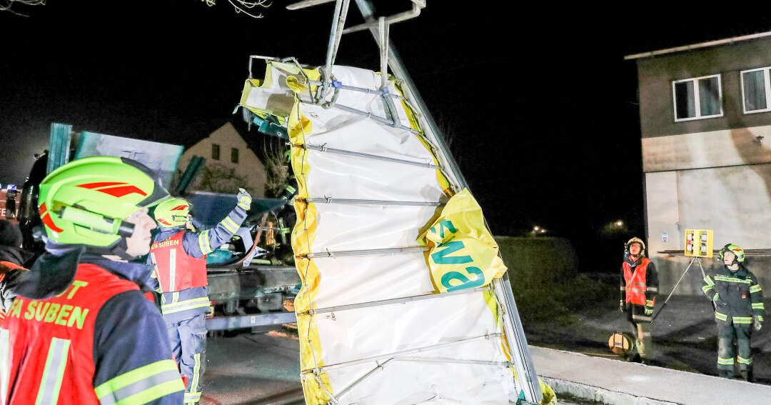 Titelbild: LKW rammt Eisenbahnbrücke