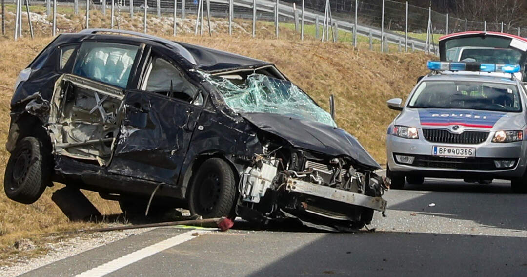 Titelbild: Schwerer Verkehrsunfall auf der B 309