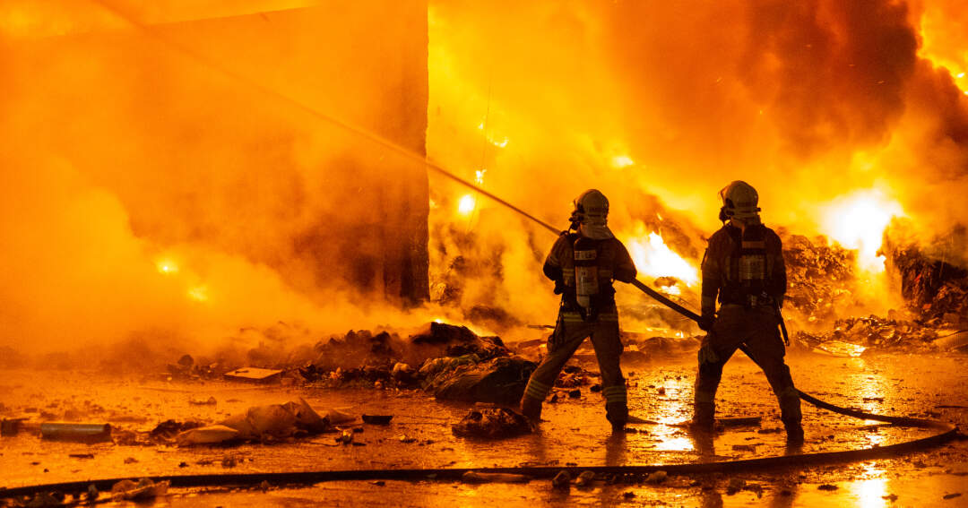 Titelbild: Einsatzkräfte waren bei Brand in Entsorgungsfirma gefordert