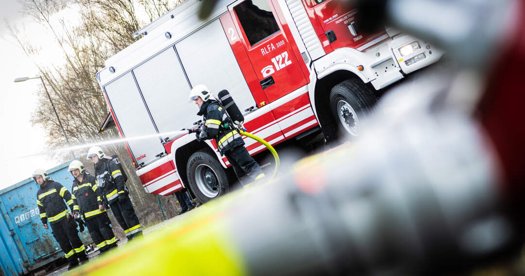 Titelbild: Nachlöscharbeiten nach Brand in Traun