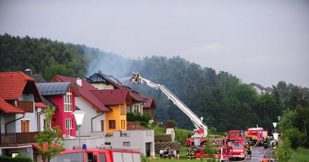 Titelbild: Dachstuhlbrand - ausgelöst durch Blitzschläge