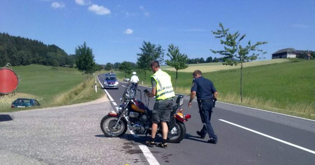 Titelbild: Motorrad kracht beim Überholvorgang gegen Traktor.