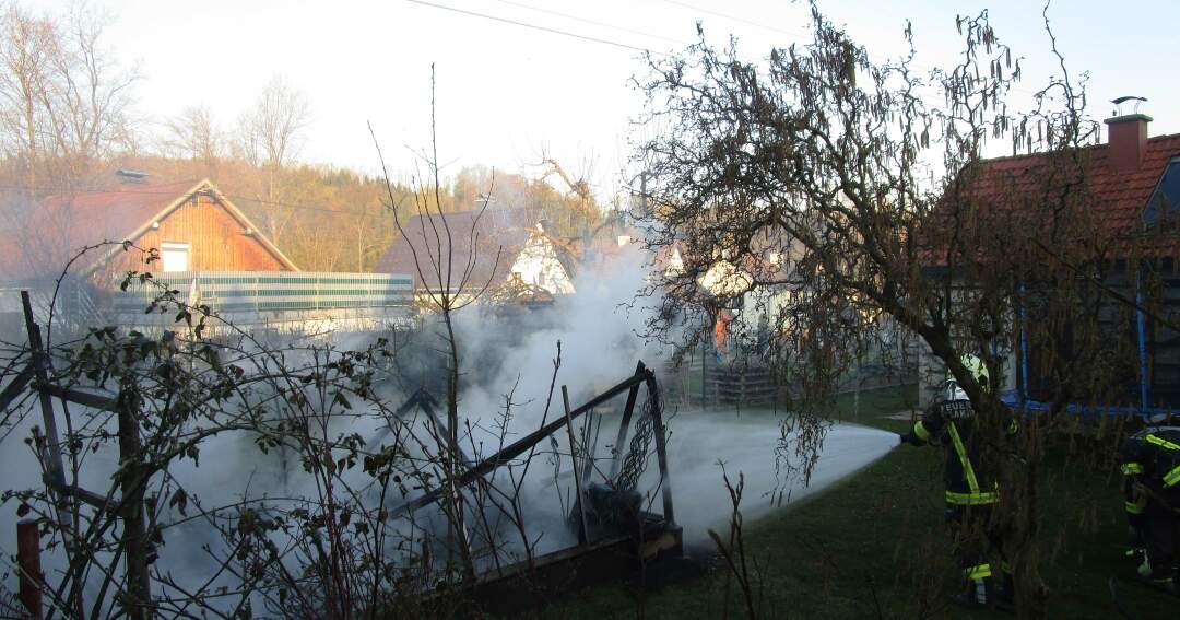 Titelbild: Brand einer Gartenhütte in Laakirchen