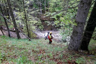 Pkw-Lenker stürzte 50 Meter in die Tiefe FOKE_2020050508352_005.jpg