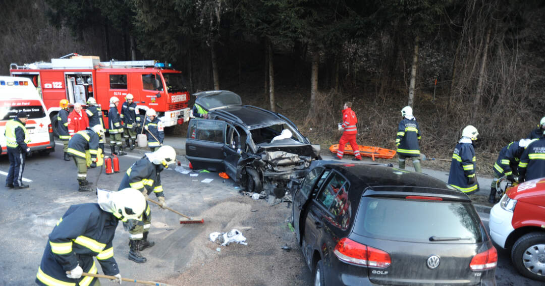 Titelbild: Schwerer Verkehrsunfall im Frühverkehr