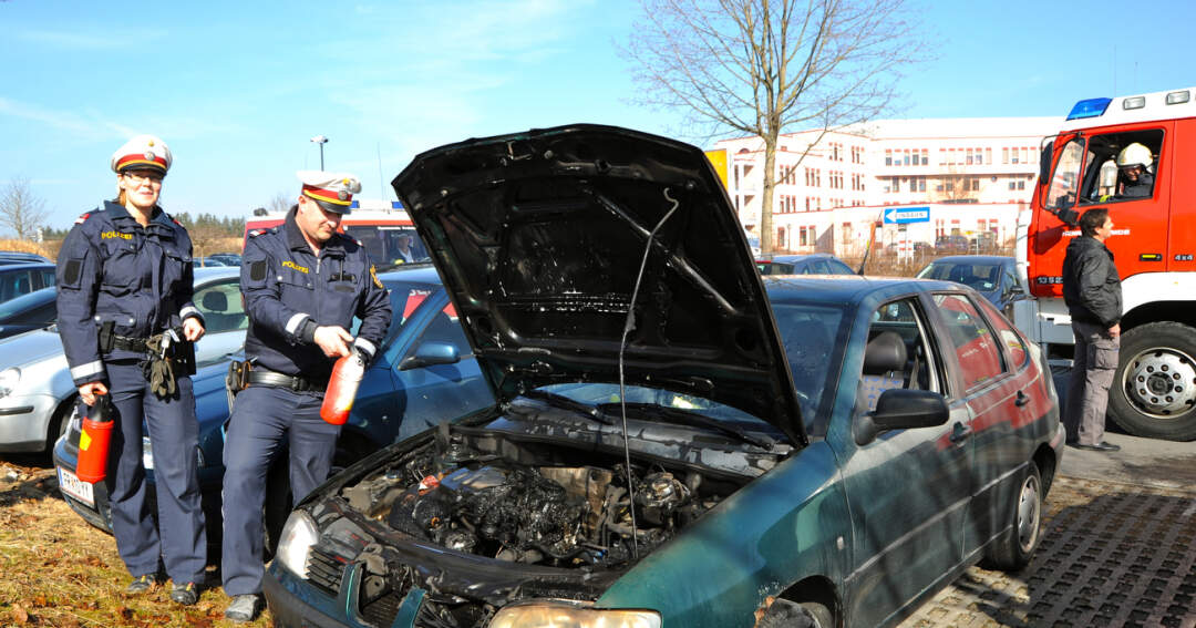 Titelbild: Polizeistreife löscht Fahrzeugbrand