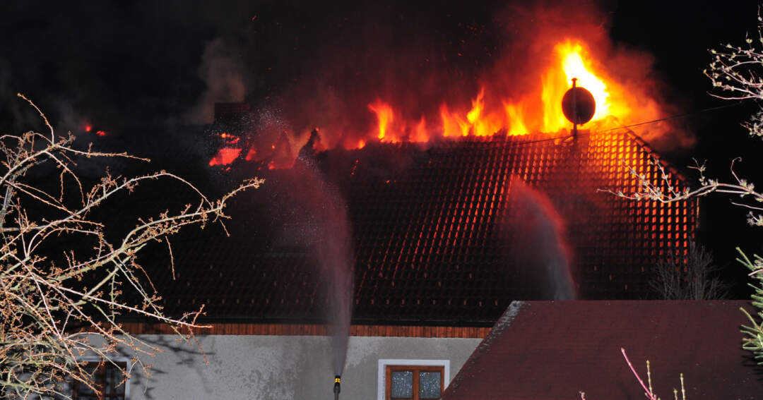 Titelbild: Dachstuhl in Vollbrand: Familie mit drei Kinder kann sich retten