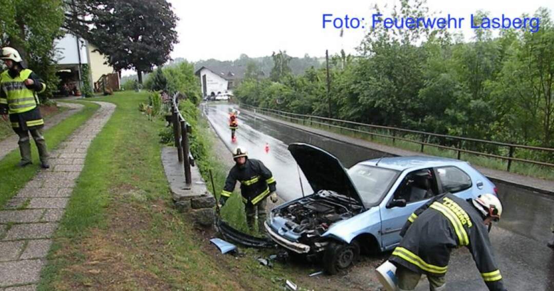 Titelbild: Verkehrsunfall: Auto gracht gegen Steinmauer