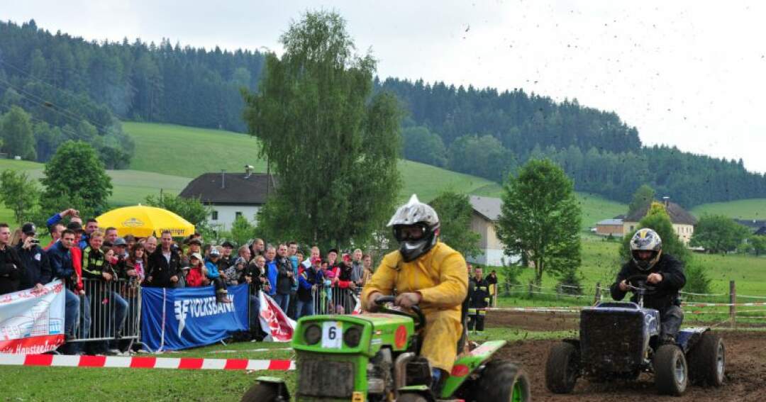 Titelbild: 400 Besucher sehen spektakuläres Rasenmäher-Traktor-Rennen