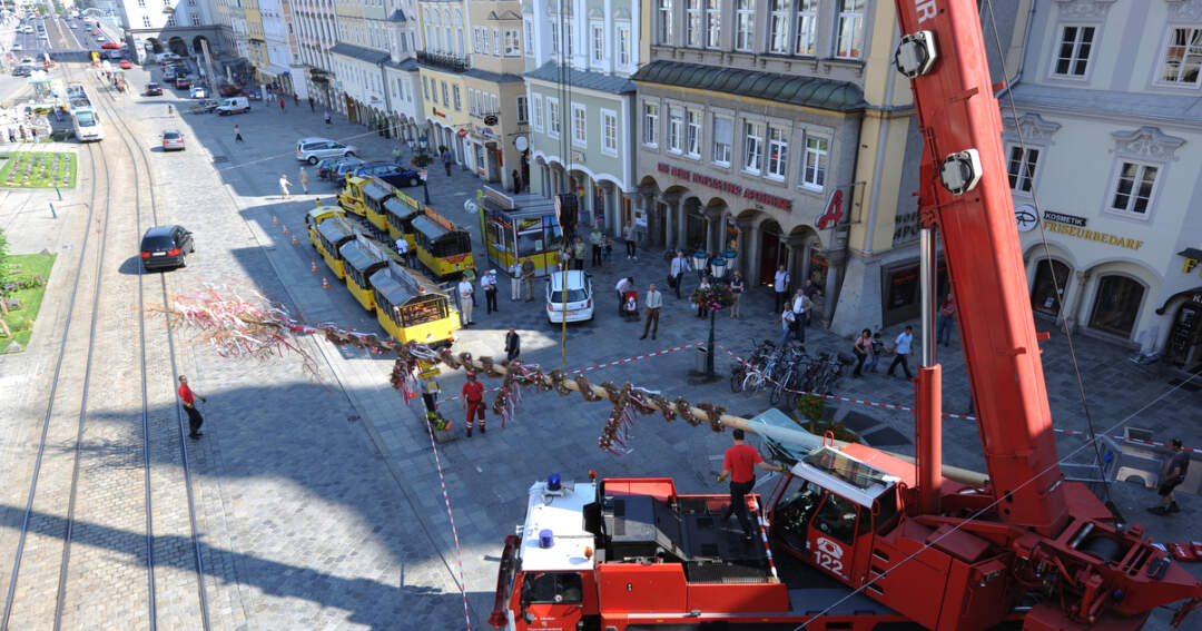 Titelbild: Mit schwerem Gerät beim Linzer Maibaum im Einsatz