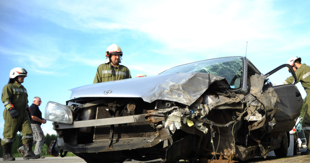 Titelbild: Zwei Autos zusammengekracht: Kleinkind und Mutter verletzt