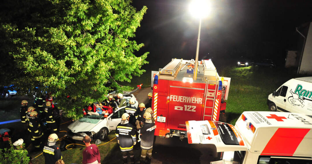 Titelbild: Schwerer Verkehrsunfall mit Probeführerschein: Alkotest beim Lenker positiv