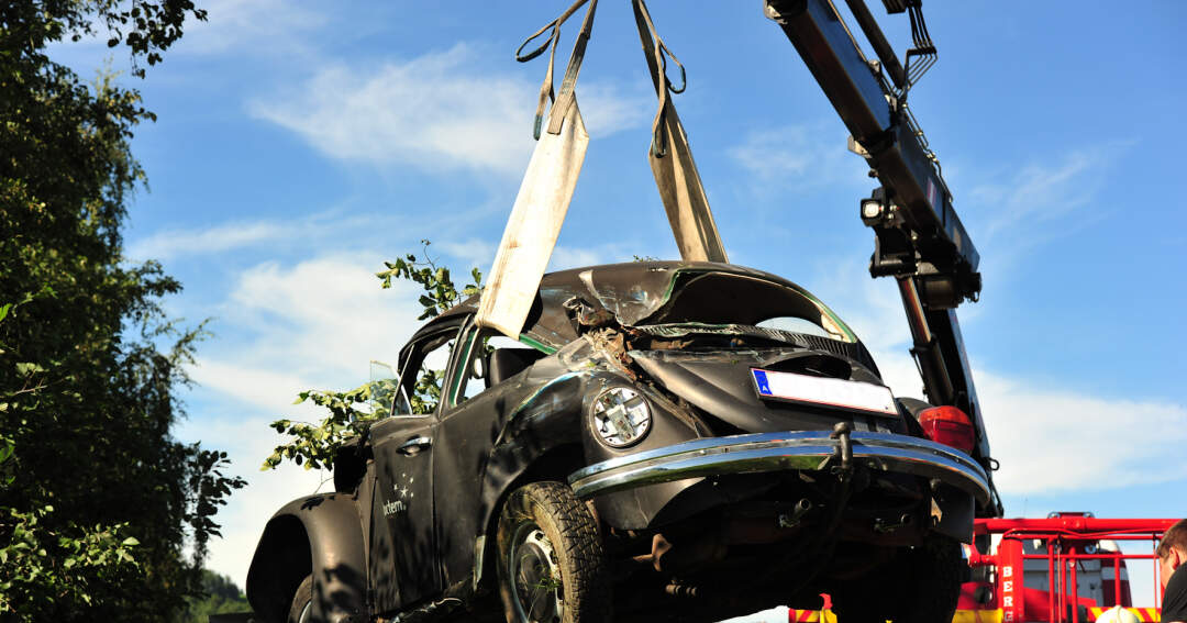 Titelbild: Verkehrsunfall: Fahrzeuglenker schwer verletzt - VW Käfer schrottreif