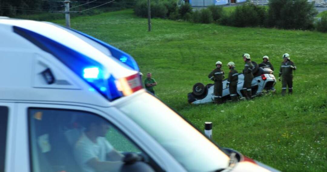 Titelbild: Fahranfängerin überschlägt sich mehrfach.