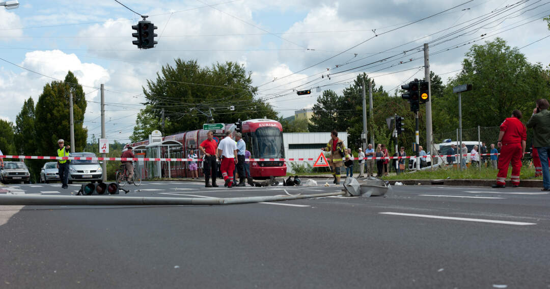 Titelbild: Tödlicher Verkehrsunfall im Kreuzungsbereich