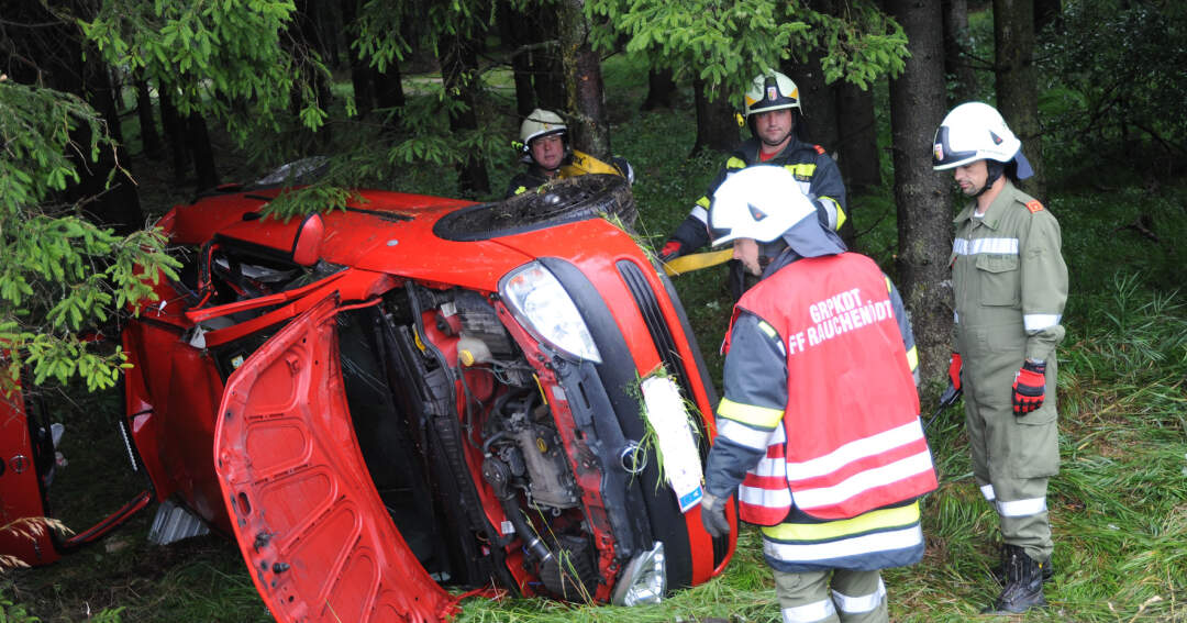 Titelbild: Verkehrsunfall: Auto landete im Wald