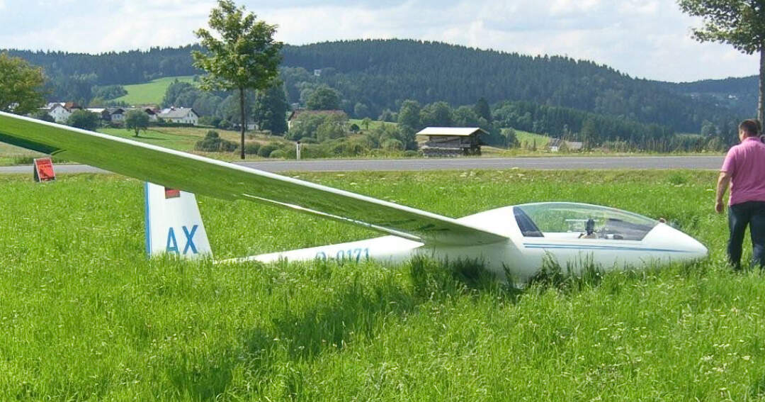 Titelbild: Außenladung: Segelflieger musste neben Bundesstraße (Not)Landen