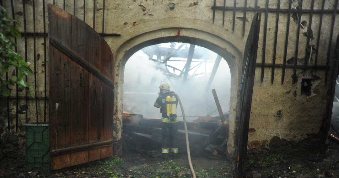 Titelbild: Holzschuppen nach Blitzeinschlag in Vollbrand