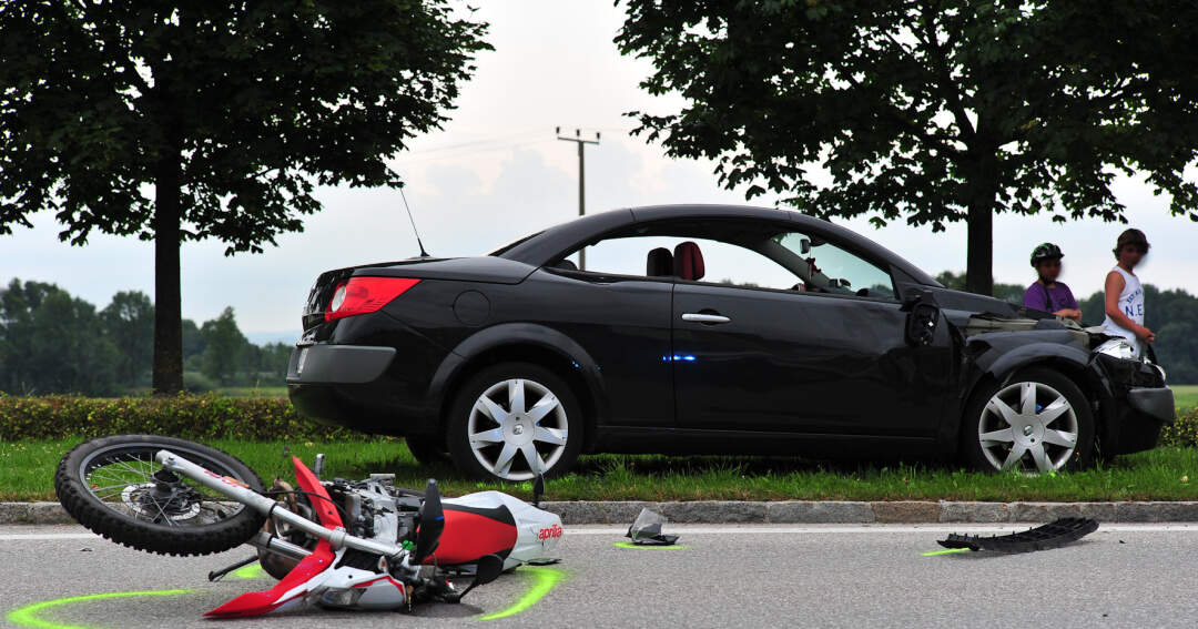 Titelbild: Mit Moped gegen Auto gekracht