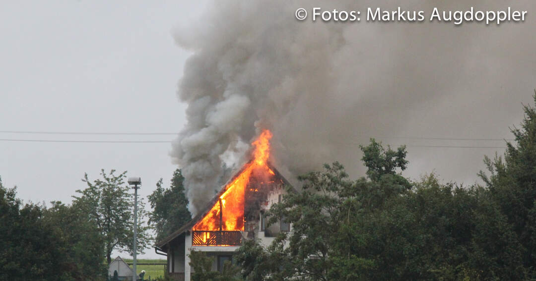 Titelbild: Wohnhaus in Vollbrand