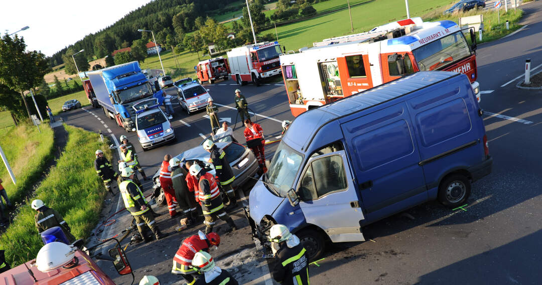 Titelbild: Eine Schwerverletzte bei Unfall mit Tiertransporter