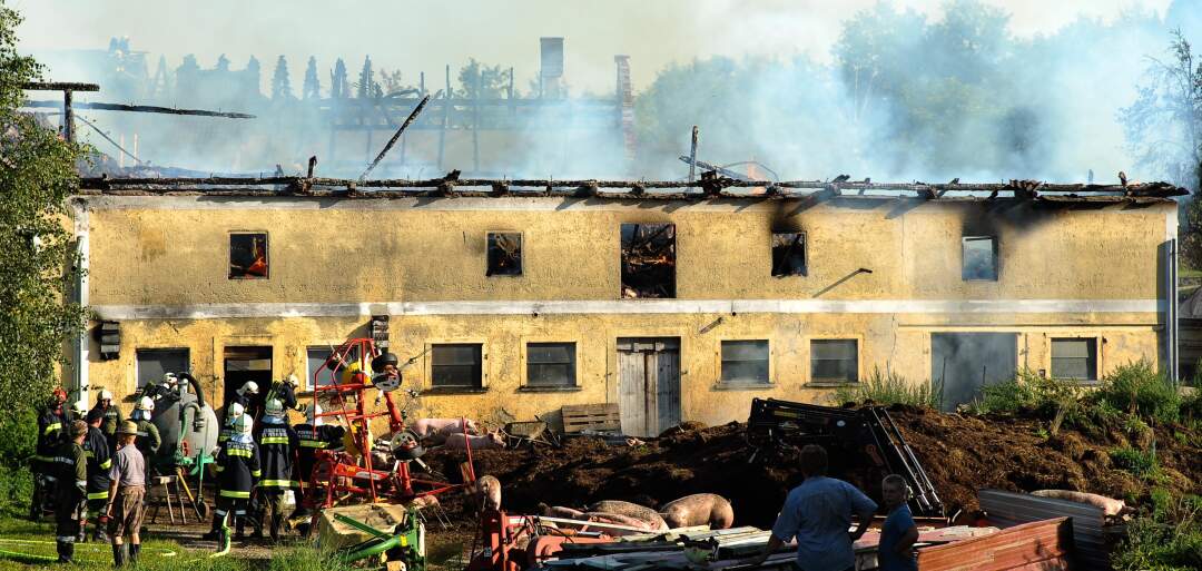 Titelbild: Großbrand auf Bauernhof in Niederwaldkirchen