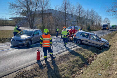 Verkehrsunfall mit zwei Fahrzeugen auf B129 in Wilhering BAYER-2.jpg