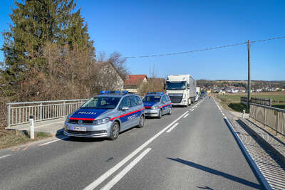 Verkehrsunfall mit zwei Fahrzeugen auf B129 in Wilhering BAYER-6500.jpg