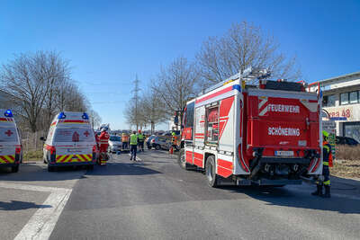 Verkehrsunfall mit zwei Fahrzeugen auf B129 in Wilhering BAYER-6501.jpg