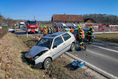 Verkehrsunfall mit zwei Fahrzeugen auf B129 in Wilhering BAYER-6505.jpg