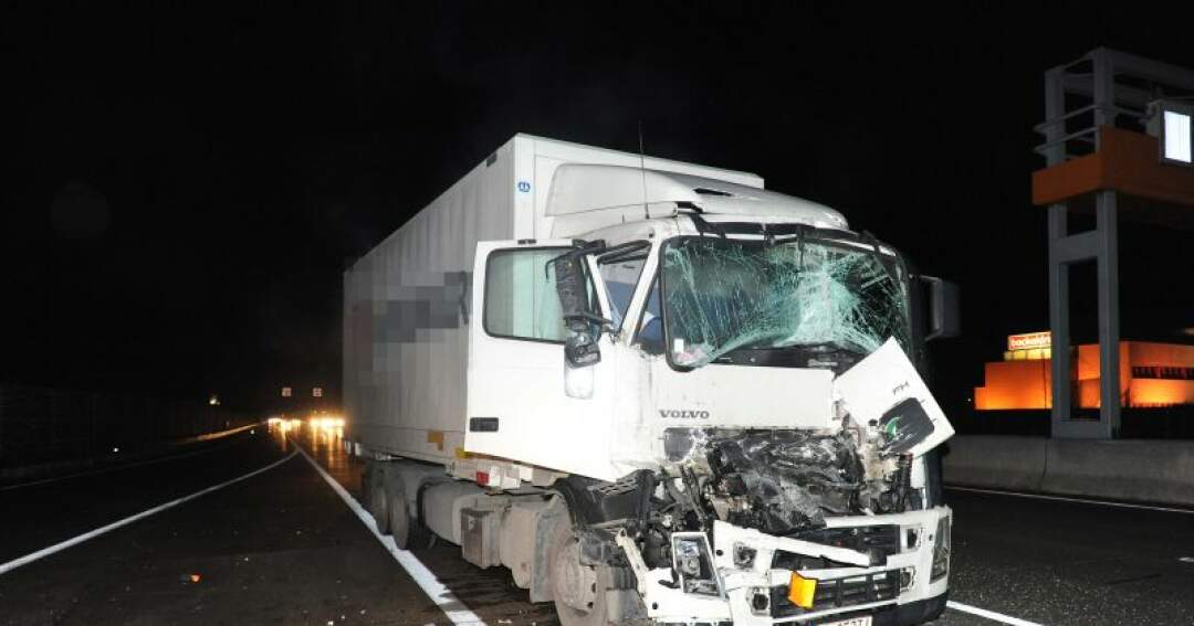 Titelbild: LKW Auffahrunfall- Lenker steigt unverletzt aus.