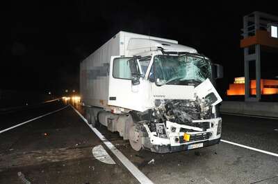 LKW Auffahrunfall- Lenker steigt unverletzt aus. vu-lkw-asten_001.jpg