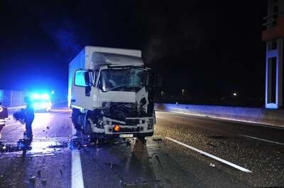 LKW Auffahrunfall- Lenker steigt unverletzt aus. vu-lkw-asten_002.jpg