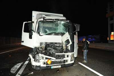 LKW Auffahrunfall- Lenker steigt unverletzt aus. vu-lkw-asten_003.jpg