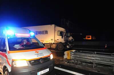 LKW Auffahrunfall- Lenker steigt unverletzt aus. vu-lkw-asten_008.jpg