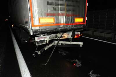 LKW Auffahrunfall- Lenker steigt unverletzt aus. vu-lkw-asten_009.jpg