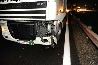 LKW Auffahrunfall- Lenker steigt unverletzt aus. vu-lkw-asten_010.jpg