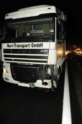 LKW Auffahrunfall- Lenker steigt unverletzt aus. vu-lkw-asten_011.jpg