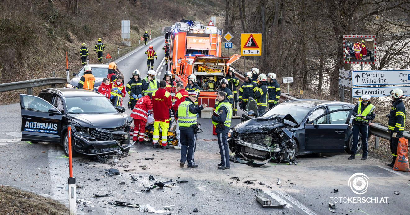 Drei Verletzte bei schwerem Verkehrsunfall auf der B129