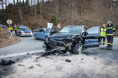 Drei Verletzte bei schwerem Verkehrsunfall auf der B129 BAYER-4.jpg