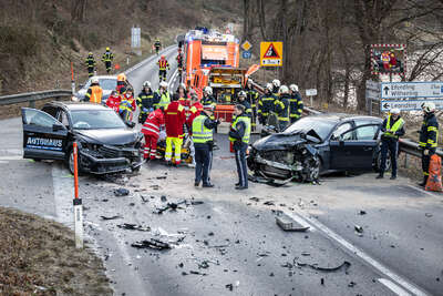 Drei Verletzte bei schwerem Verkehrsunfall auf der B129 BAYER-5009.jpg