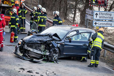 Drei Verletzte bei schwerem Verkehrsunfall auf der B129 BAYER-5016.jpg