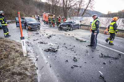 Drei Verletzte bei schwerem Verkehrsunfall auf der B129 BAYER-5040.jpg