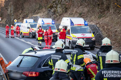 Drei Verletzte bei schwerem Verkehrsunfall auf der B129 BAYER-6.jpg