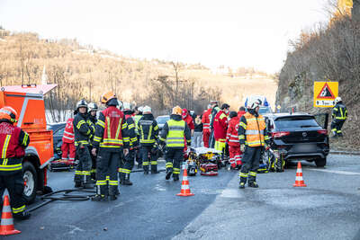 Drei Verletzte bei schwerem Verkehrsunfall auf der B129 BAYER.jpg