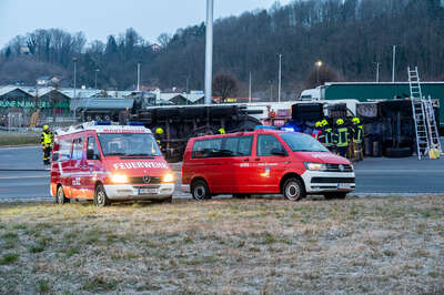 Silolaster auf der B3 umgestürzt SB-2022031806066567-012.jpg