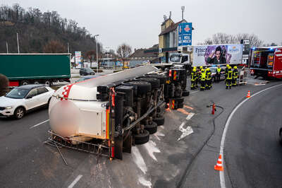 Silolaster auf der B3 umgestürzt SB-2022031806276602-037.jpg