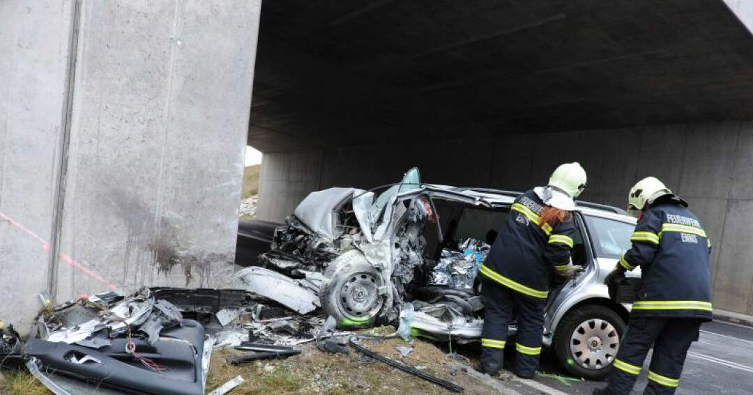 Titelbild: Ungebremst gegen Viadukt - tot