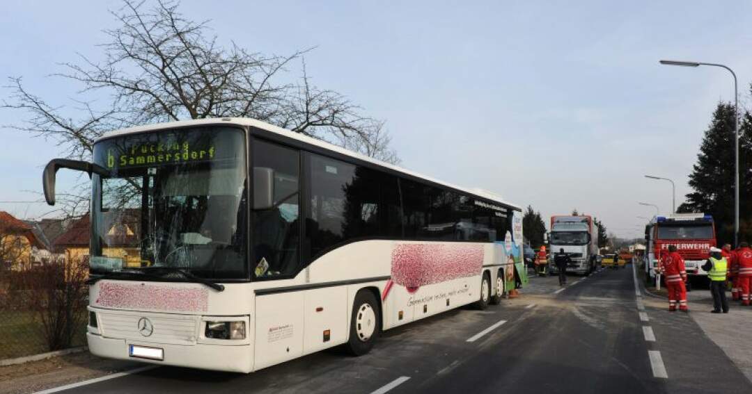 Titelbild: Unfall mit Schülerbus - Lkw-Fahrer verletzt